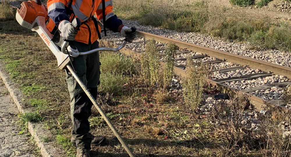 Entretien espace verte au bord d'une voie de chemin de fer